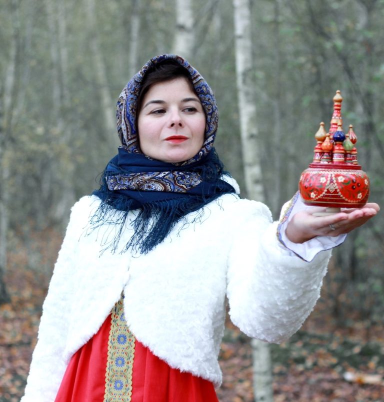 émoi et moi Texte coloré "émoi et moi" avec une peluche gris en forme d'éléphant.