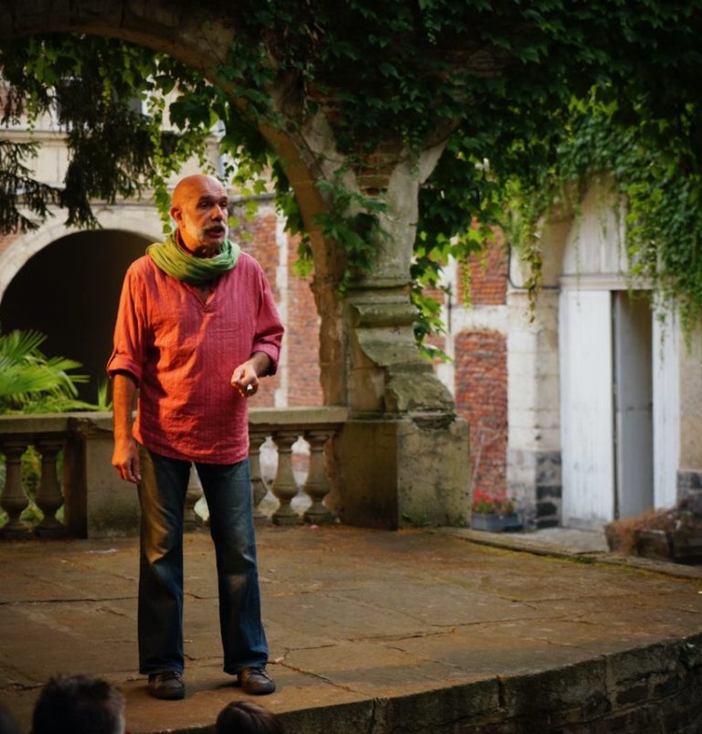 Texte coloré "émoi et moi" avec une peluche gris en forme d'éléphant.